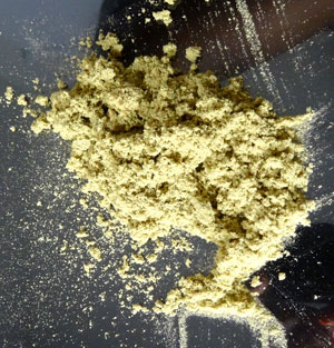 Example of dry ice hash that has just been extracted - click here for the full tutorial!