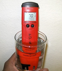 The display of a calibrating pH pen