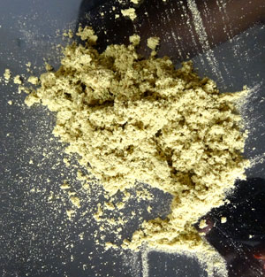 Sprinkle hash on your buds in order to increase the potency