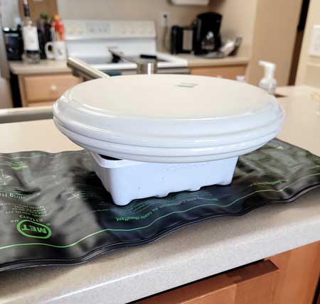 Wet paper towel method to sprout marijuana seeds - with heating pad for warmth