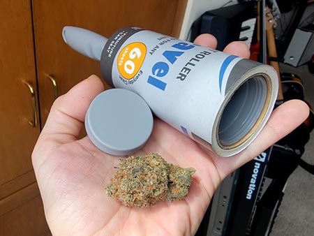 Lint roller diversion safe holds weed inside and doesn't lok suspicious